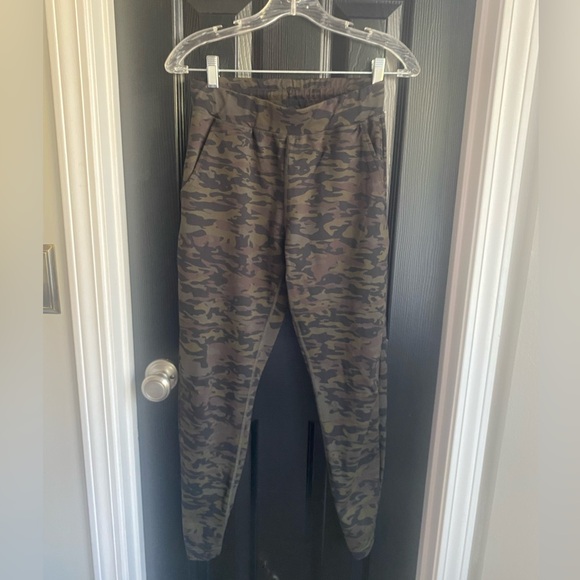 Alphalete camo army green joggers pants women’s size small - Picture 1 of 8